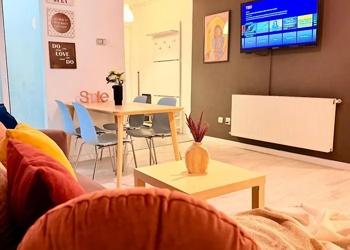 Timeless 2 Bedroom - Haven In The Historic Heart Apartment
