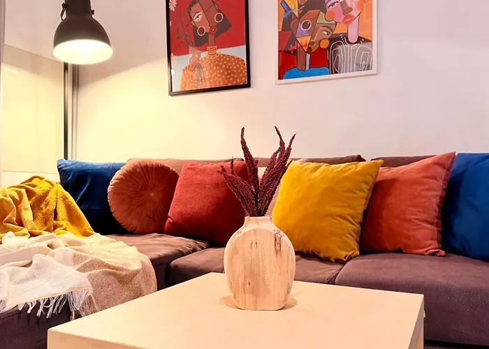 Timeless 2 Bedroom - Haven In The Historic Heart Apartment