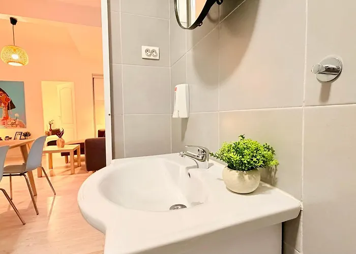 Timeless 2 Bedroom - Haven In The Historic Heart Bucharest