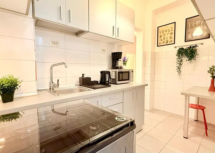 Timeless 2 Bedroom - Haven In The Historic Heart Apartment *