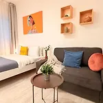 Timeless 2 Bedroom - Haven In The Historic Heart Bucareste